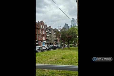 1 bedroom in a flat share to rent, Chicksand House, London, E1