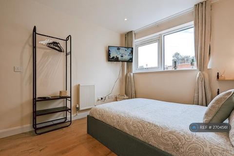 2 bedroom flat to rent, Springwell Court, London, EC1V
