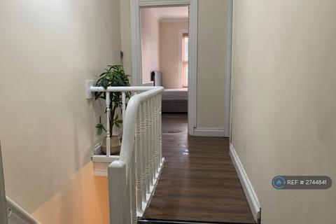 1 bedroom in a house share to rent, High Street, Northfleet, Gravesend, DA11