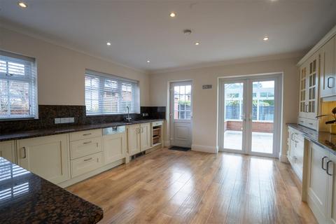 4 bedroom bungalow to rent, Pinfield Drive, Barnt Green