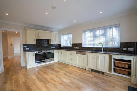 4 bedroom bungalow to rent, Pinfield Drive, Barnt Green