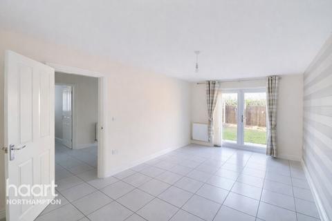 4 bedroom detached house to rent, Violet Close, NORTHAMPTON
