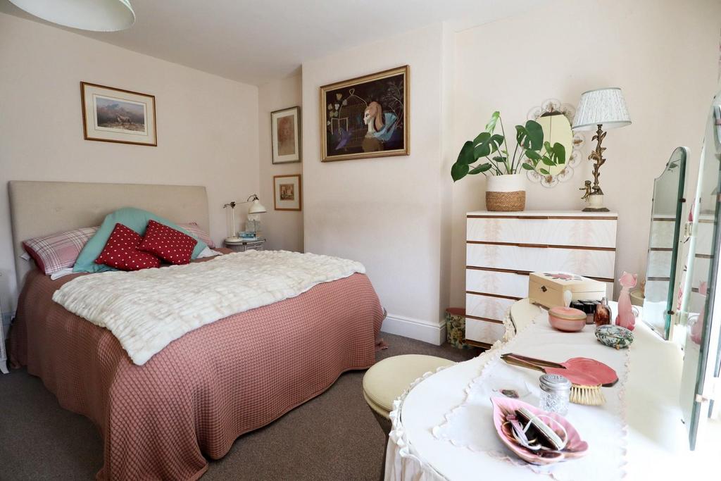 Bedroom 1 (3).jpg