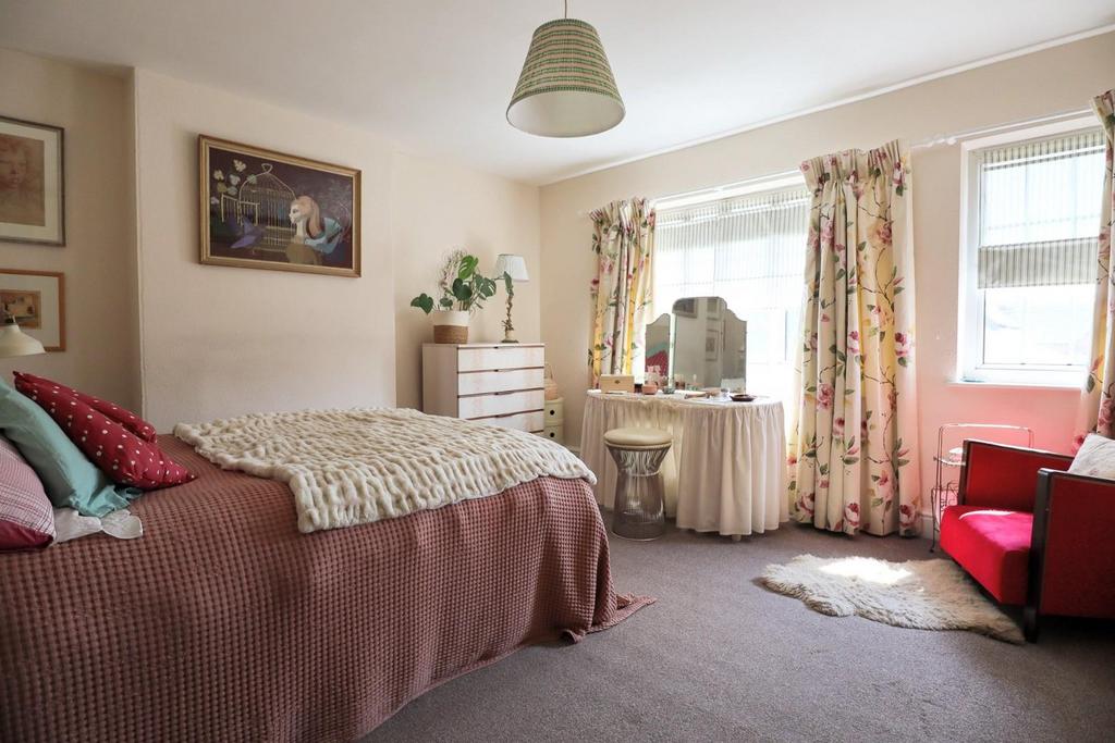 Bedroom 1.jpg