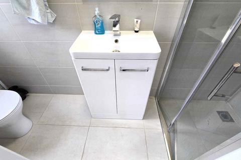 5 bedroom terraced house to rent, Mafeking Avenue, IG2
