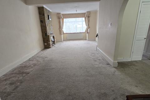 5 bedroom terraced house to rent, Mafeking Avenue, IG2