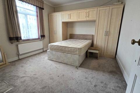 5 bedroom terraced house to rent, Mafeking Avenue, IG2