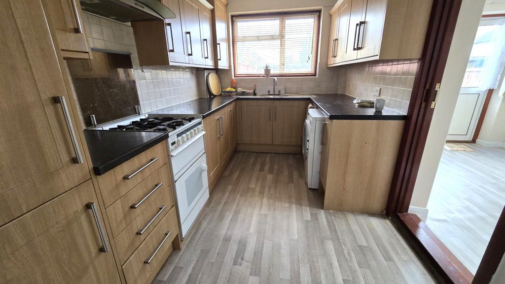 5 bed terraced house to rent Mafeking Avenue, New
