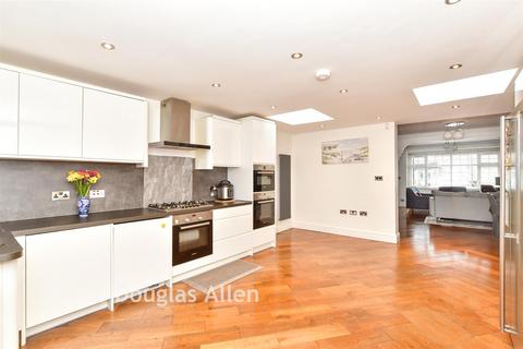 3 bedroom terraced house for sale, Rushden Gardens, Ilford, Essex