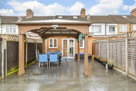 3 bedroom terraced house for sale, Rushden Gardens, Ilford IG5