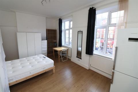 2 bedroom flat to rent, Golders Way, London
