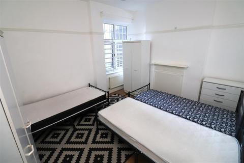 2 bedroom flat to rent, Golders Way, London