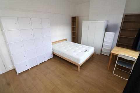 2 bedroom flat to rent, Golders Way, London