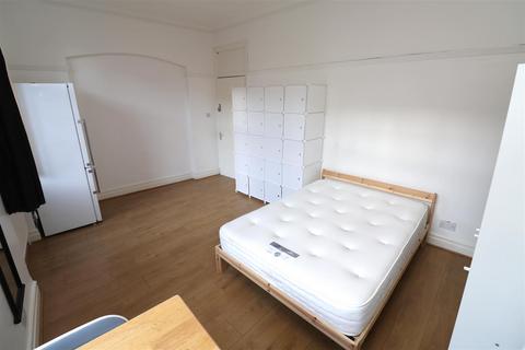 2 bedroom flat to rent, Golders Way, London