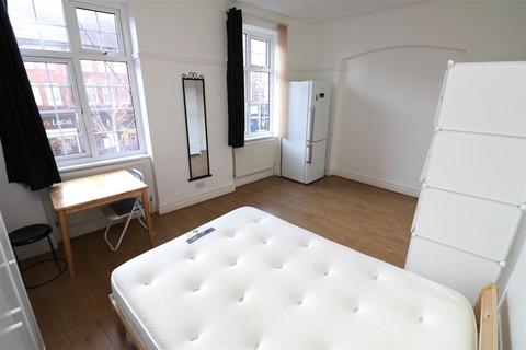 2 bedroom flat to rent, Golders Way, London