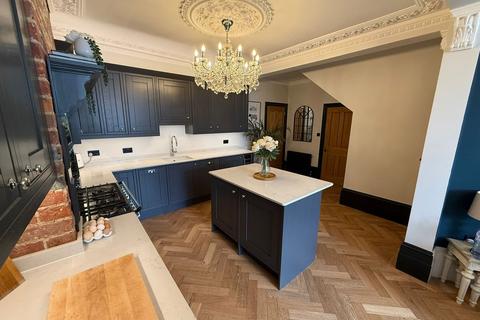 3 bedroom ground floor flat for sale, High Street, Bexhill-on-Sea, TN40