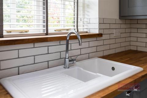 2 bedroom flat to rent, Arlow Road, Winchmore Hill