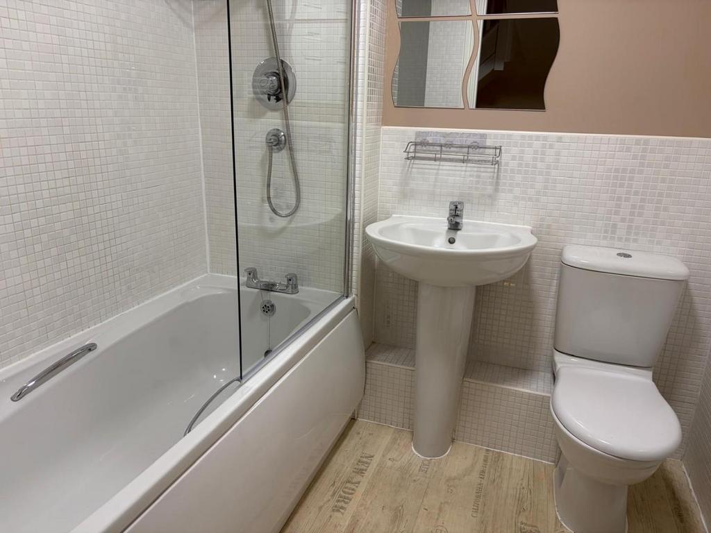 33 Horsley Road bathroom .jpeg