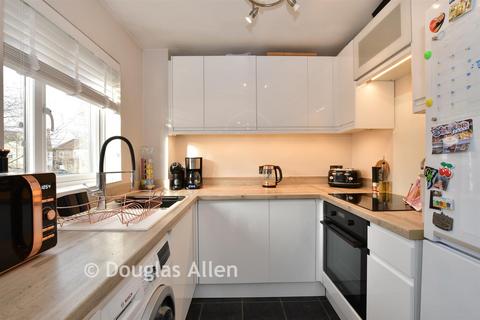 1 bedroom flat for sale, Holland Close, Romford RM7