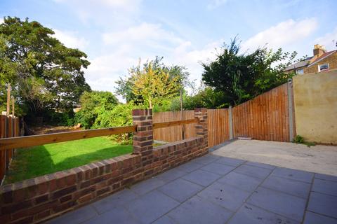 1 bedroom flat to rent, Tresco Road Peckham SE15