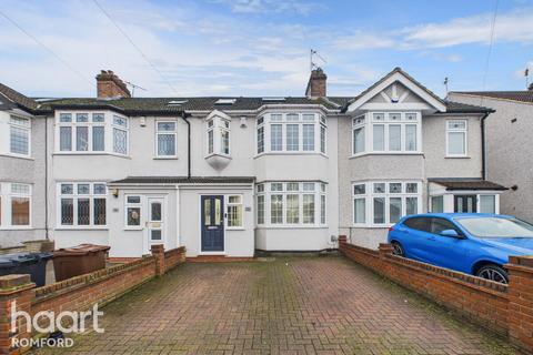 4 bedroom terraced house for sale, Gorseway, Romford, RM7 0SD