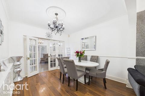 4 bedroom terraced house for sale, Gorseway, Romford, RM7 0SD