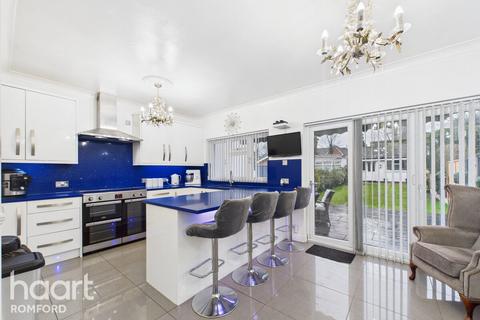 4 bedroom terraced house for sale, Gorseway, Romford, RM7 0SD