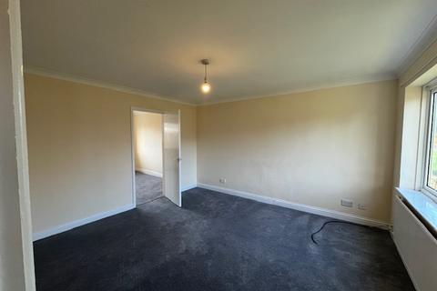 3 bedroom semi-detached house to rent, Monarch Way, West End