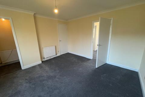 3 bedroom semi-detached house to rent, Monarch Way, West End