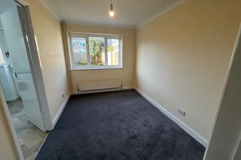3 bedroom semi-detached house to rent, Monarch Way, West End