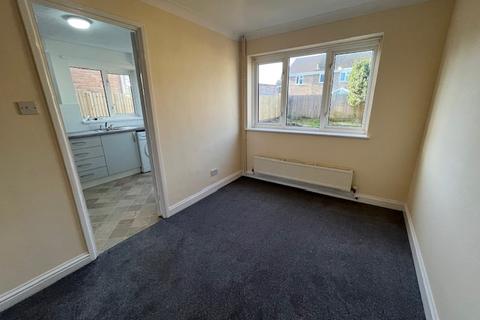 3 bedroom semi-detached house to rent, Monarch Way, West End