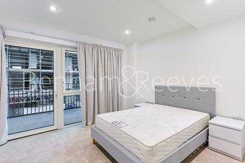 2 bedroom apartment to rent, Parrs Way, London W6