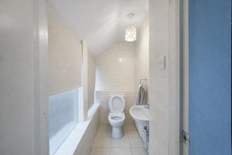 5 bedroom semi-detached house to rent, Deeds Grove, High Wycombe