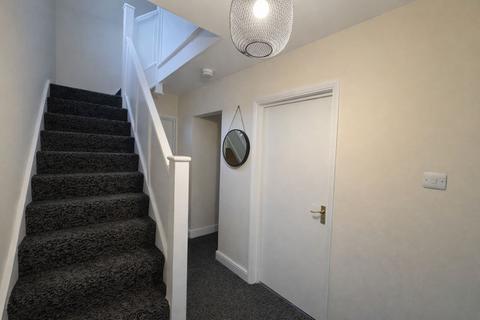 5 bedroom semi-detached house to rent, Deeds Grove, High Wycombe