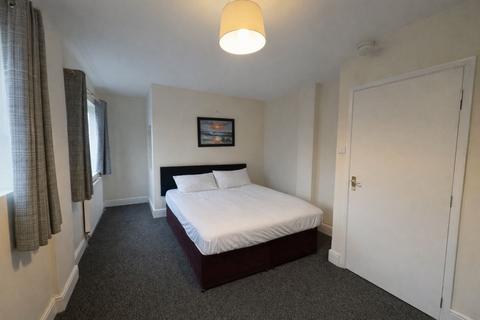 5 bedroom semi-detached house to rent, Deeds Grove, High Wycombe