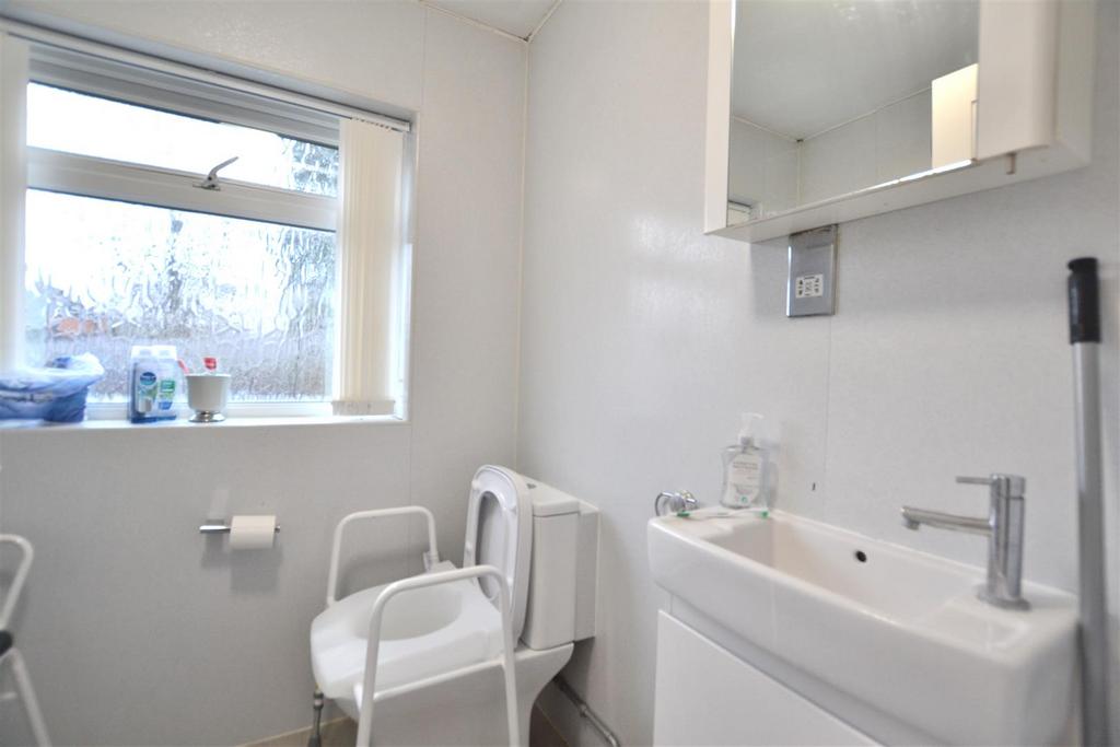 Shower Room.JPG