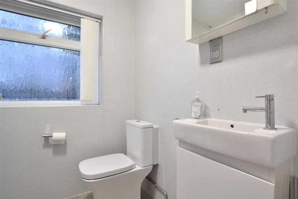 Bathroom 1 .JPG