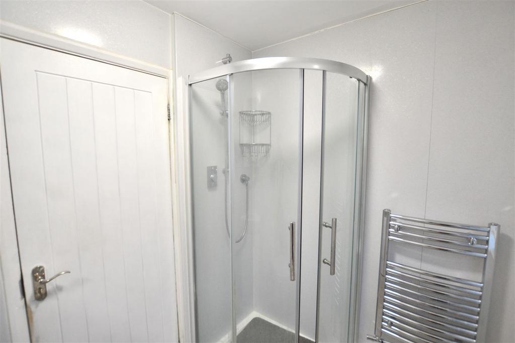 Bathroom 2 .JPG