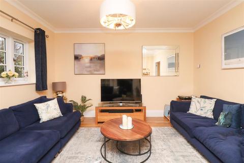 4 bedroom semi-detached house for sale, Royston Drive, Farnham GU10