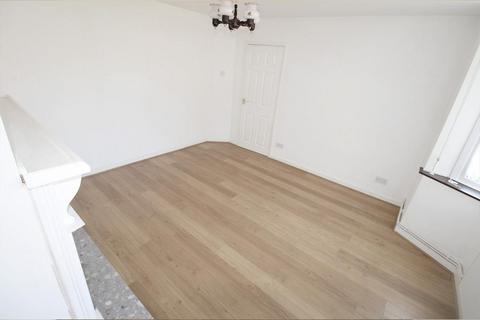 3 bedroom semi-detached house to rent, Woodfield Avenue, Brierley Hill