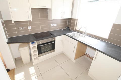 3 bedroom semi-detached house to rent, Woodfield Avenue, Brierley Hill