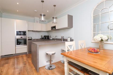 4 bedroom semi-detached house for sale, Royston Drive, Farnham GU10