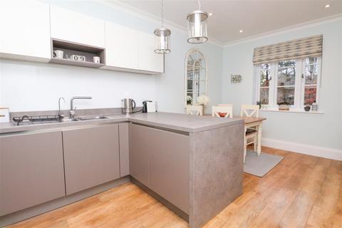 4 bedroom semi-detached house for sale, Royston Drive, Farnham GU10