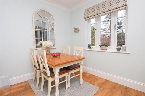 4 bedroom semi-detached house for sale, Royston Drive, Farnham GU10