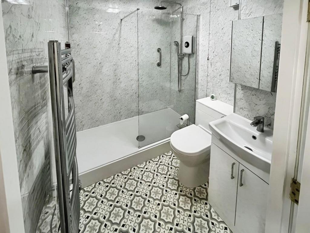 E2055cfa-Shower 20 Room.jpg