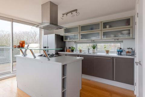 2 bedroom flat to rent, Elgar Street, London, SE16