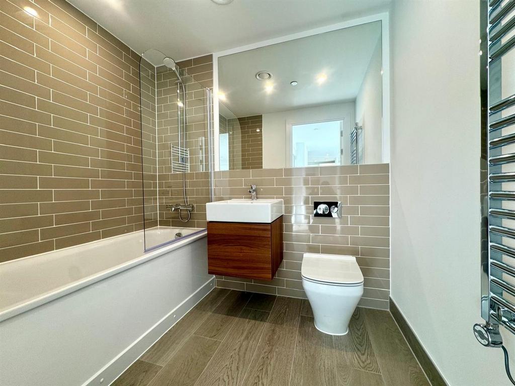 Main bathroom.jpeg