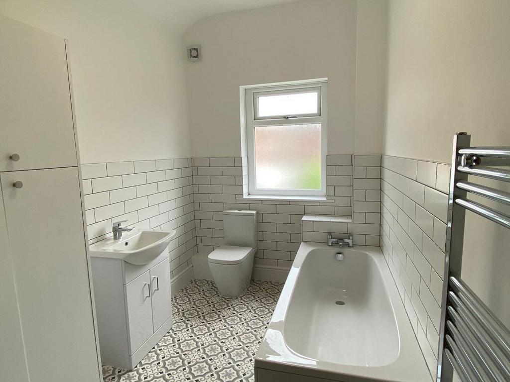 Bathroom 1.jpg
