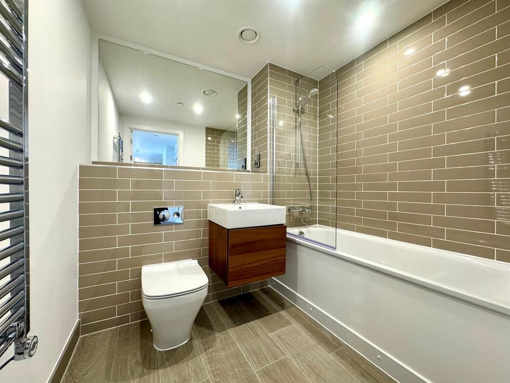 Main bathroom.jpeg