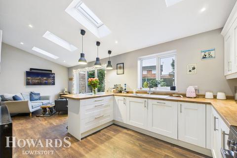 4 bedroom detached house for sale, Broadwaters Road, Lowestoft